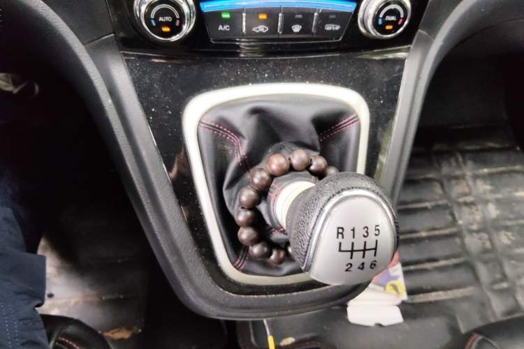 Used Haval H6 2013 Upgraded Model 1.5T Manual Two-Wheel Drive Urban Version Gear Lever