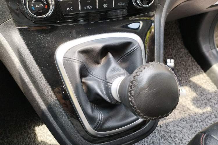 Used Haval H6 2013 Upgraded Model 1.5T Manual Two-Wheel Drive Elite Version Gear Lever