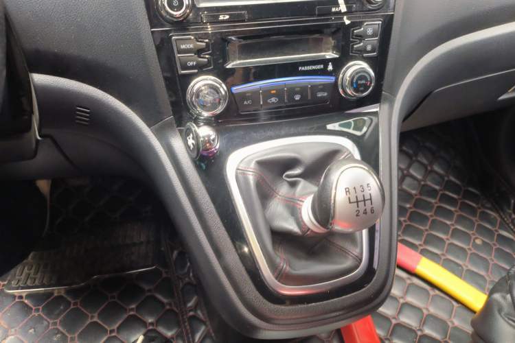 Used Haval H6 2013 Upgraded Model 1.5T Manual Two-Wheel Drive Elite Version Gear Lever