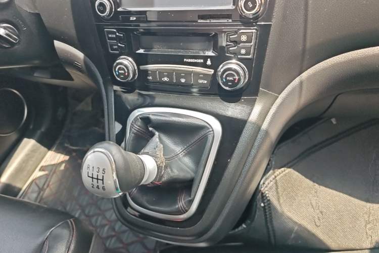 Used Haval H6 2013 Upgraded Model 1.5T Manual Two-Wheel Drive Elite Version Gear Lever