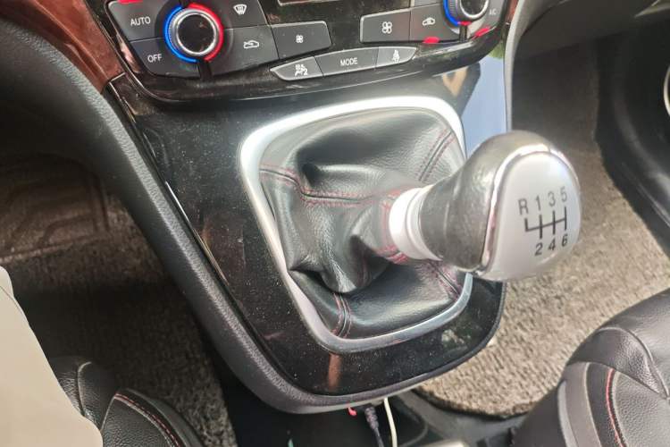 Used Haval H6 2013 Sport Edition 1.5T Manual Two-Wheel Drive Prestige Model Gear Lever