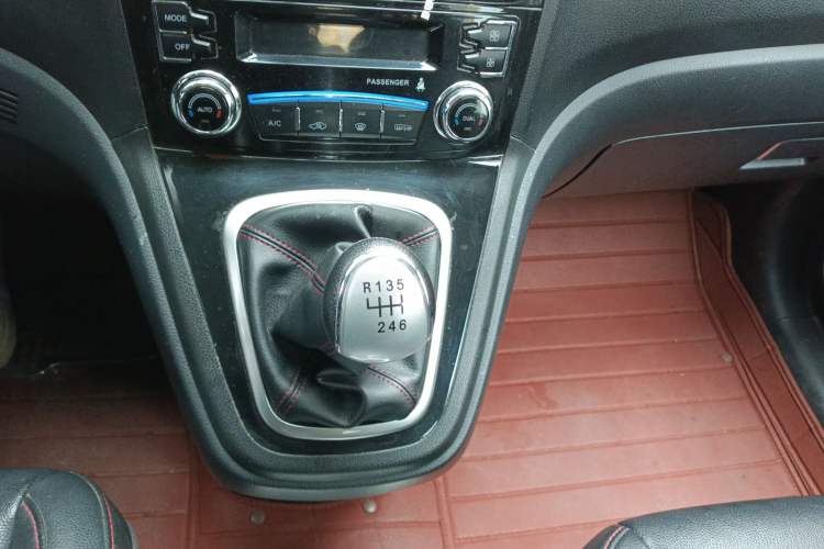 Used Haval H6 2013 Upgraded Model 1.5T Manual Two-Wheel Drive Urban Version Gear Lever