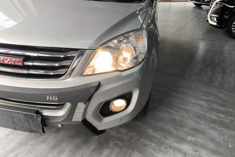 Used Haval H6 2013 Upgraded Model 1.5T Manual Two-Wheel Drive Elite Version Left Front Headlight