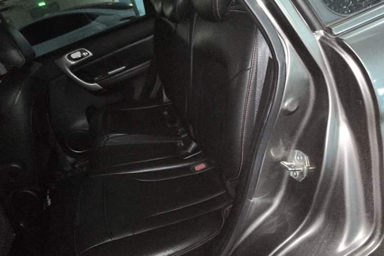 Used Haval H6 2013 Upgraded Model 1.5T Manual Two-Wheel Drive Elite Version Left Rear Seat