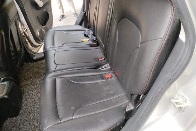 Used Haval H6 2013 Upgraded Model 1.5T Manual Two-Wheel Drive Elite Version Left Rear Seat