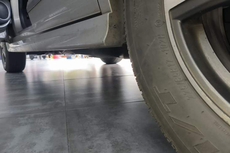 Used Haval H6 2013 Upgraded Model 1.5T Manual Two-Wheel Drive Elite Version Left Side Sill