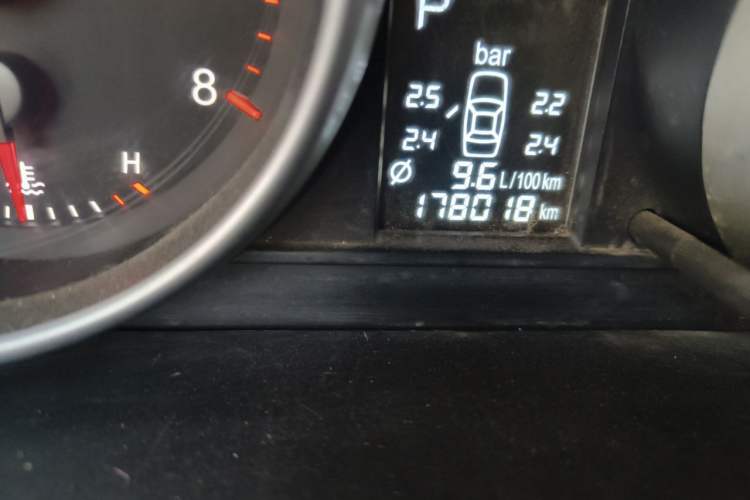 Used Haval H6 2013 Upgraded Model 2.4L Automatic Two-Wheel Drive Elite Version Odometer Close Up