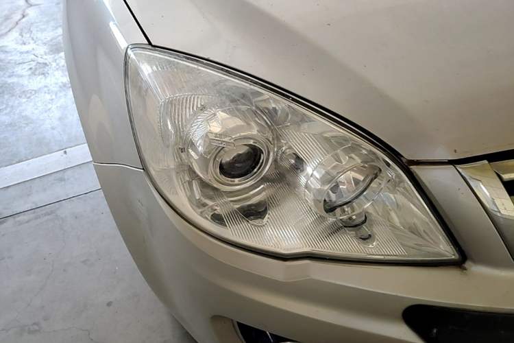 Used Haval H6 2013 Upgraded Model 1.5T Manual Two-Wheel Drive Elite Version Right Front Headlight
