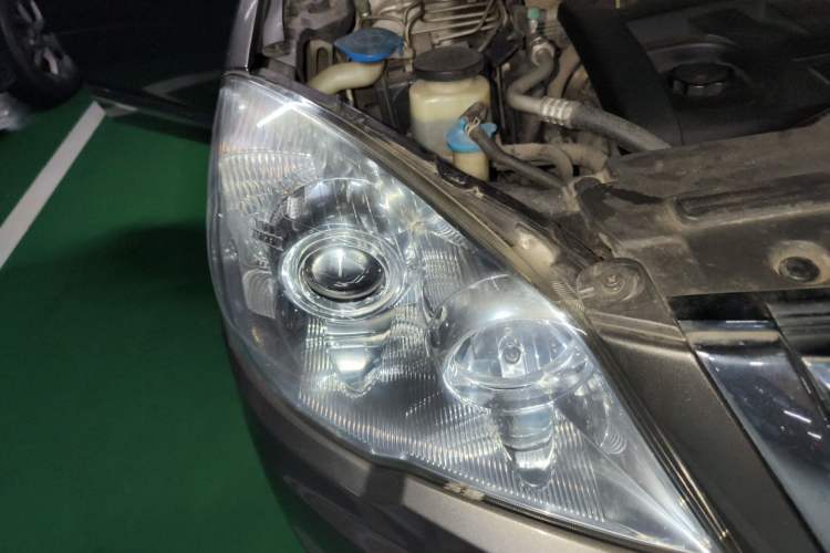 Used Haval H6 2013 Upgraded Model 2.4L Automatic Two-Wheel Drive Elite Version Right Front Headlight
