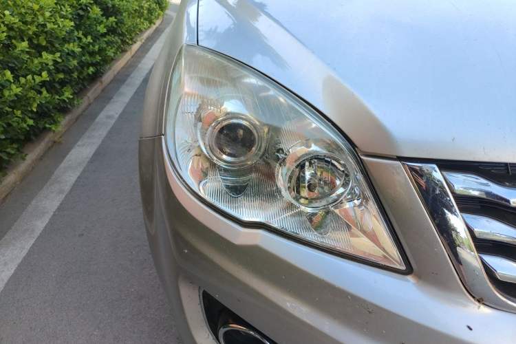 Used Haval H6 2013 Upgraded Model 1.5T Manual Two-Wheel Drive Elite Version Right Front Headlight