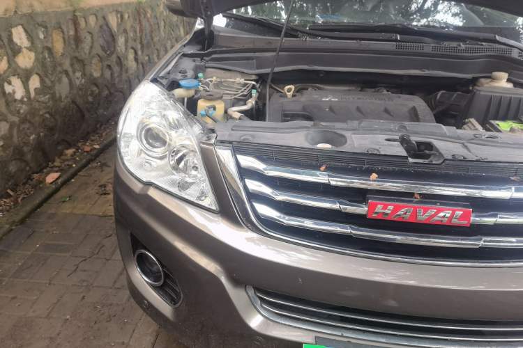 Used Haval H6 2013 Upgraded Model 2.4L Automatic Two-Wheel Drive Elite Version Right Front Headlight