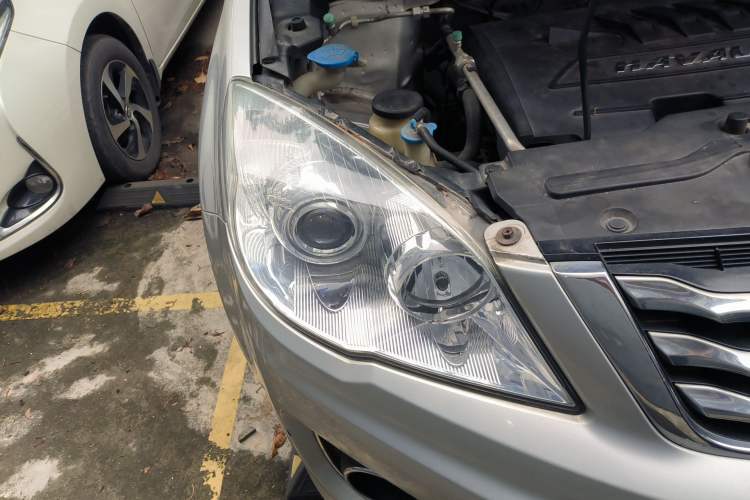 Used Haval H6 2013 Upgraded Model 1.5T Manual Two-Wheel Drive Elite Version Right Front Headlight