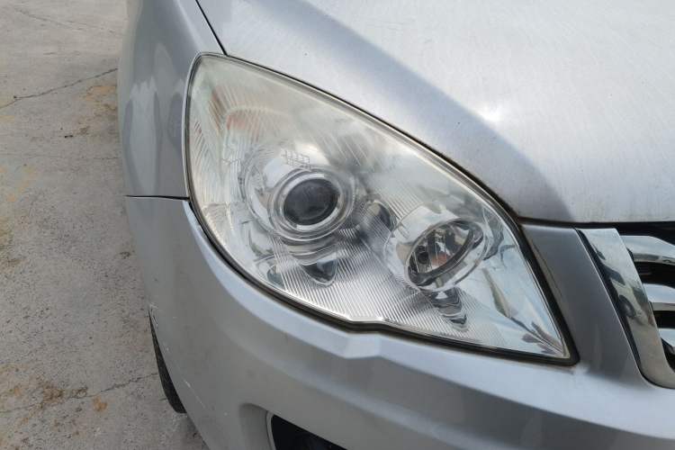 Used Haval H6 2013 Upgraded Model 1.5T Manual Two-Wheel Drive Elite Version Right Front Headlight