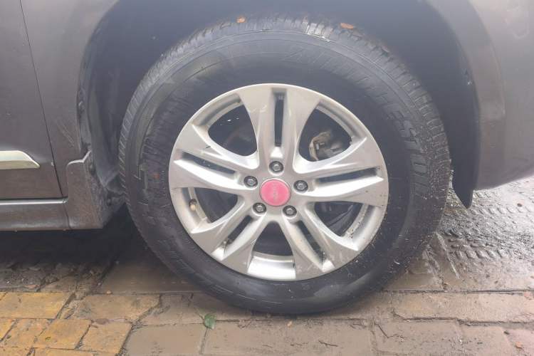 Used Haval H6 2013 Upgraded Model 2.4L Automatic Two-Wheel Drive Elite Version Right Front Wheel Hub