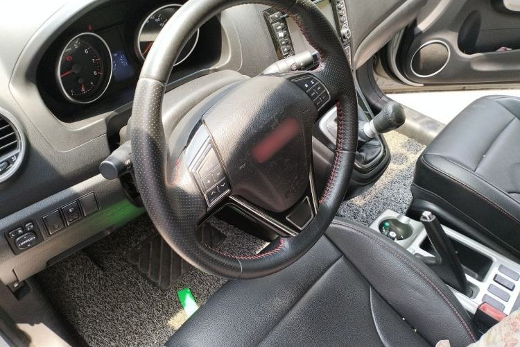 Used Haval H6 2013 Upgraded Model 1.5T Manual Two-Wheel Drive Elite Version Steering Wheel