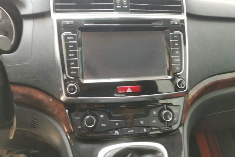 Used Haval H6 2013 Sport Edition 1.5T Manual Two-Wheel Drive Prestige Model Audio And AC Panel