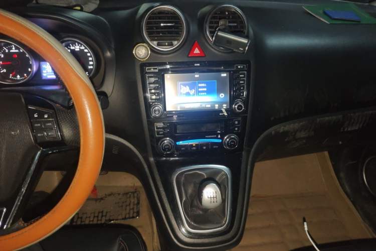 Used Haval H6 2013 Upgraded Model 1.5T Manual Two-Wheel Drive Elite Version Audio And AC Panel