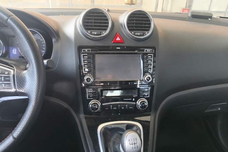 Used Haval H6 2013 Upgraded Model 1.5T Manual Two-Wheel Drive Elite Version Audio And AC Panel