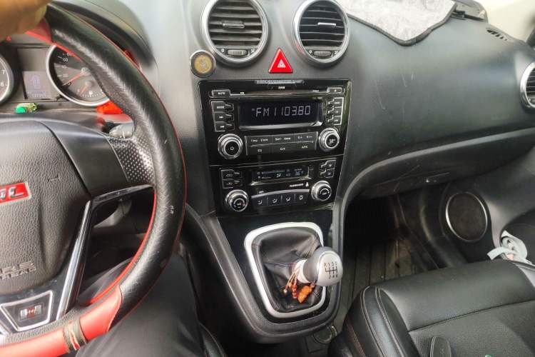 Used Haval H6 2013 Upgraded Model 1.5T Manual Two-Wheel Drive Urban Version Audio And AC Panel