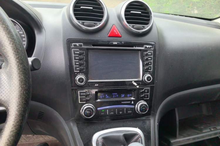 Used Haval H6 2013 Upgraded Model 1.5T Manual Two-Wheel Drive Elite Version Audio And AC Panel