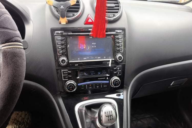 Used Haval H6 2013 Upgraded Model 1.5T Manual Two-Wheel Drive Elite Version Audio And AC Panel