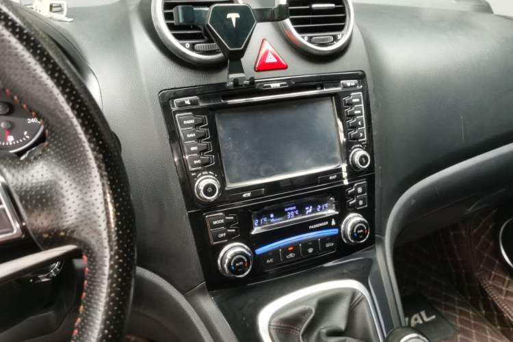 Used Haval H6 2013 Upgraded Model 1.5T Manual Two-Wheel Drive Elite Version Audio And AC Panel