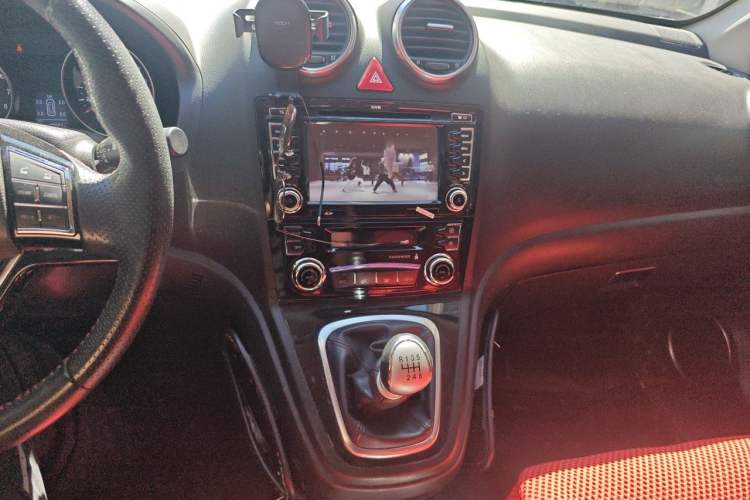 Used Haval H6 2013 Upgraded Model 1.5T Manual Two-Wheel Drive Elite Version Audio And AC Panel