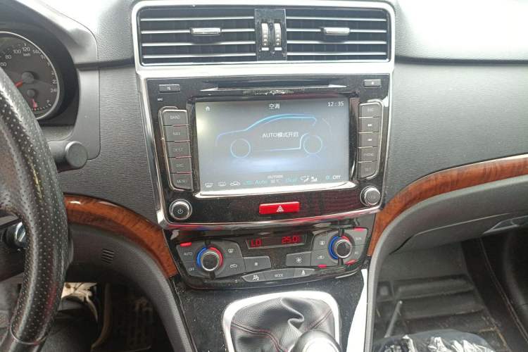 Used Haval H6 2013 Sports Edition 1.5T Manual Two-Wheel Drive Elite Model Audio And AC Panel
