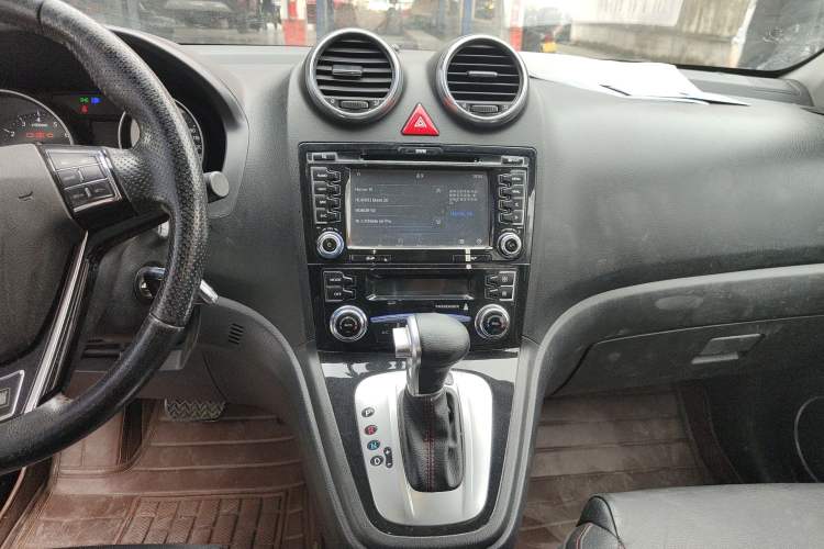 Used Haval H6 2013 Upgraded Model 2.4L Automatic Two-Wheel Drive Prestige Version
