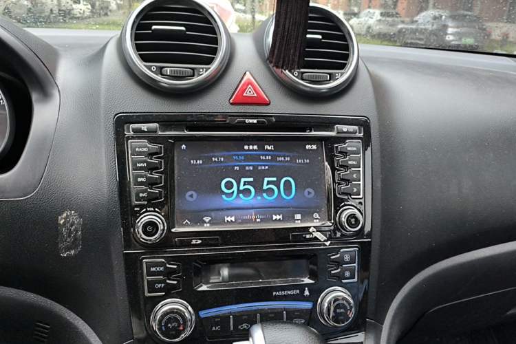 Used Haval H6 2013 Upgraded Model 2.4L Automatic Two-Wheel Drive Elite Version Audio And AC Panel