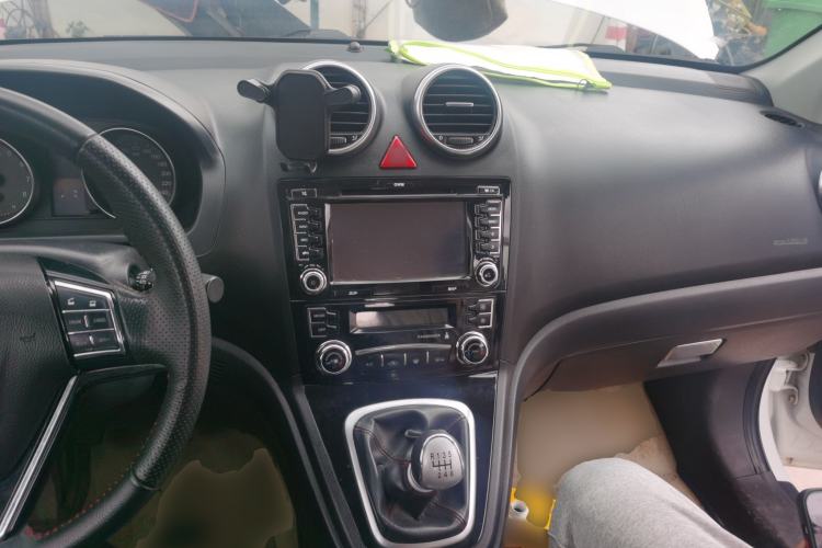 Used Haval H6 2013 Upgraded Model 1.5T Manual Two-Wheel Drive Elite Version Center Console