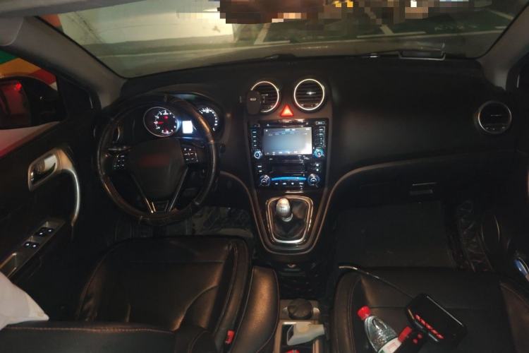 Used Haval H6 2013 Upgraded Model 1.5T Manual Two-Wheel Drive Elite Version Center Console