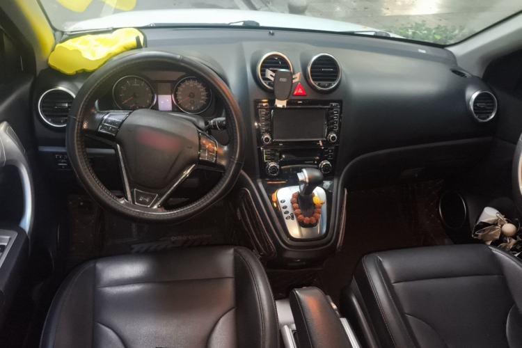 Used Haval H6 2013 Upgraded Model 2.4L Automatic Two-Wheel Drive Elite Version Center Console