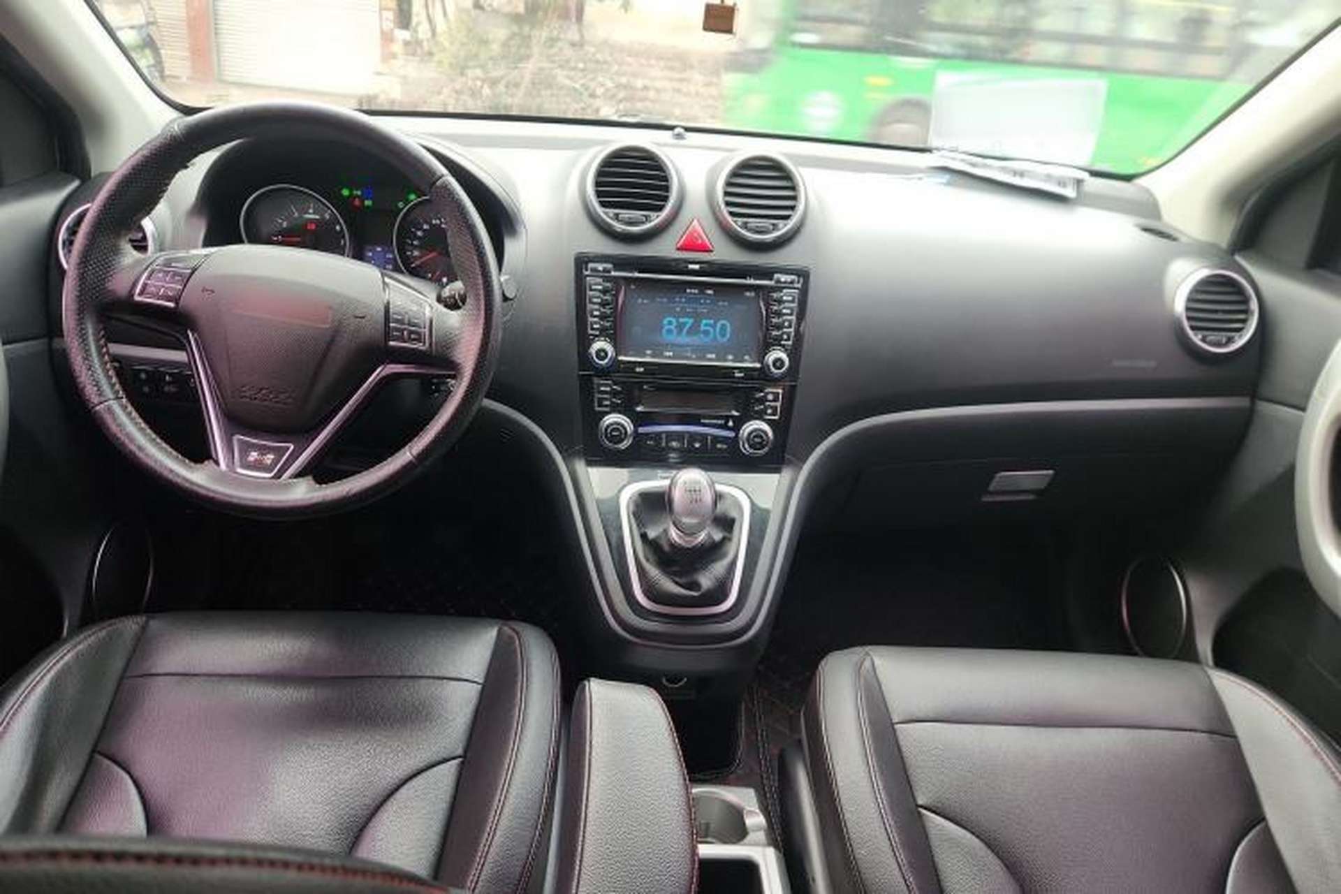 Used Haval H6 2013 Upgraded Model 1.5T Manual Two-Wheel Drive Elite Version Center Console