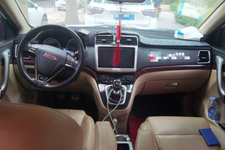 Used Haval H6 2013 Upgraded Model 1.5T Manual Two-Wheel Drive Prestige Version Center Console