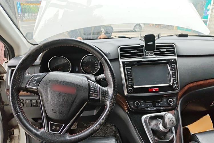 Used Haval H6 2013 Upgraded Model 1.5T Manual Two-Wheel Drive Elite Version Center Console
