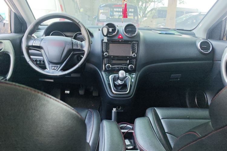 Used Haval H6 2013 Upgraded Model 1.5T Manual Two-Wheel Drive Elite Version Center Console