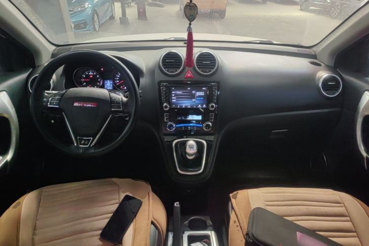 Used Haval H6 2013 Upgraded Model 1.5T Manual Two-Wheel Drive Urban Version Center Console