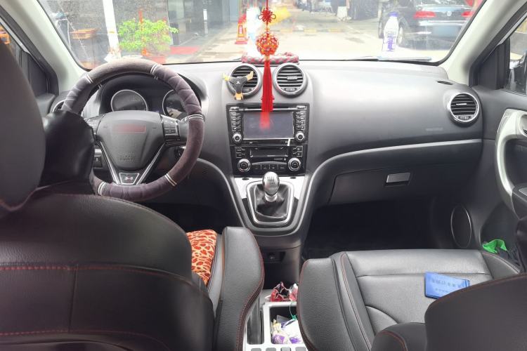 Used Haval H6 2013 Upgraded Model 1.5T Manual Two-Wheel Drive Elite Version Center Console