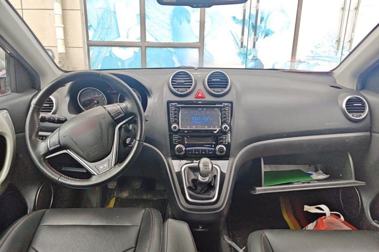 Used Haval H6 2013 Upgraded Model 1.5T Manual Two-Wheel Drive Elite Version Center Console