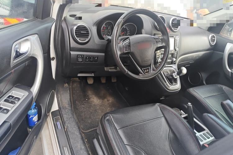 Used Haval H6 2013 Upgraded Model 1.5T Manual Two-Wheel Drive Elite Version Center Console