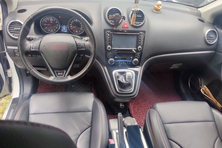 Used Haval H6 2013 Upgraded Model 1.5T Manual Two-Wheel Drive Prestige Version Center Console