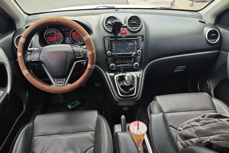 Used Haval H6 2013 Upgraded Model 1.5T Manual Two-Wheel Drive Prestige Version Center Console