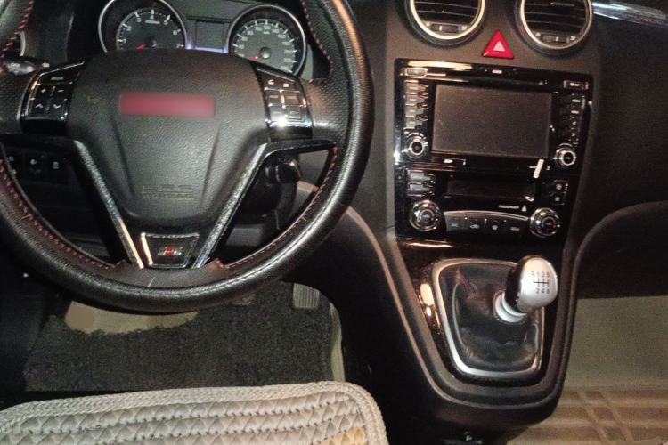 Used Haval H6 2013 Upgraded Model 1.5T Manual Two-Wheel Drive Elite Version Center Console