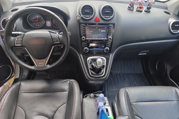 Used Haval H6 2013 Upgraded Model 1.5T Manual Two-Wheel Drive Elite Version Center Console