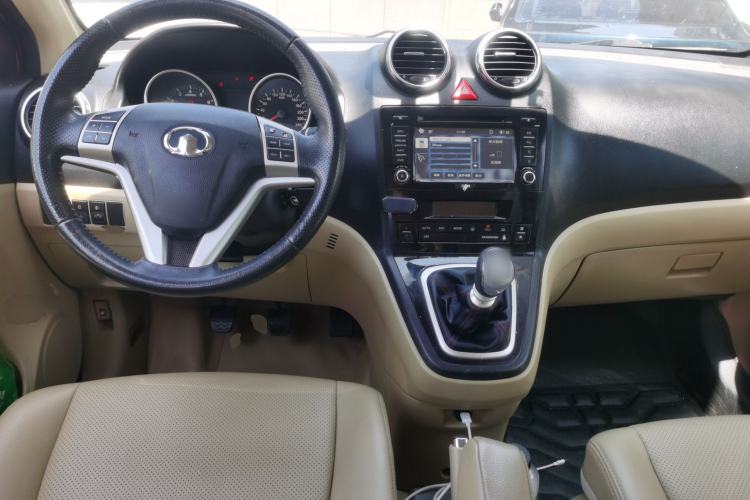 Used Haval H6 2013 Upgraded Model 1.5T Manual Two-Wheel Drive Elite Version Center Console