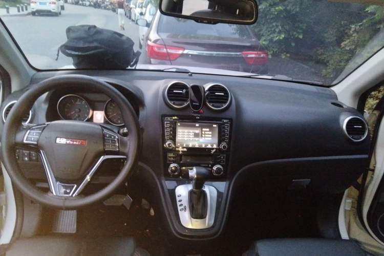 Used Haval H6 2013 Upgraded Model 2.4L Automatic Two-Wheel Drive Prestige Version Center Console
