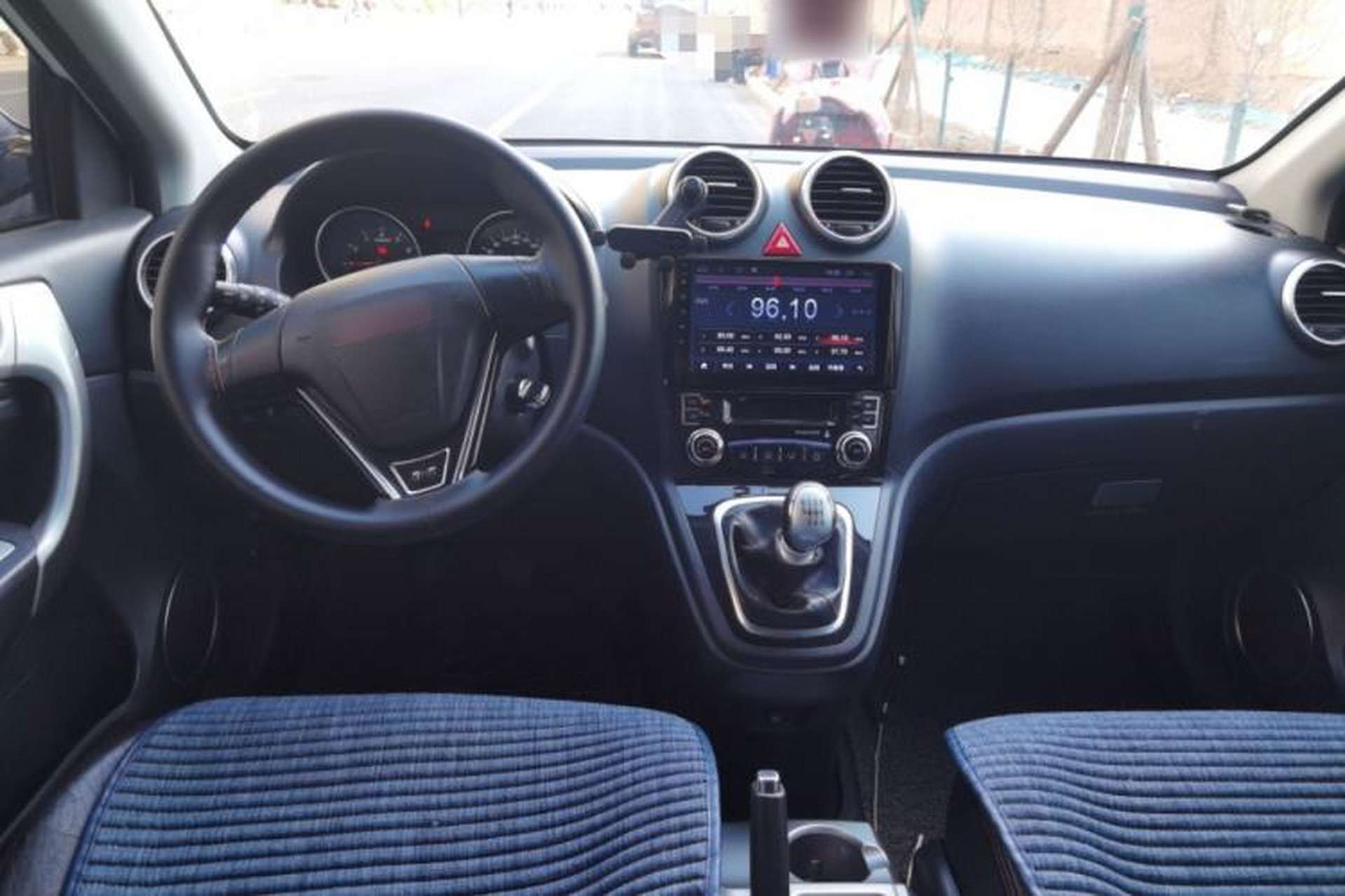Used Haval H6 2013 Upgraded Model 1.5T Manual Two-Wheel Drive Urban Version Center Console