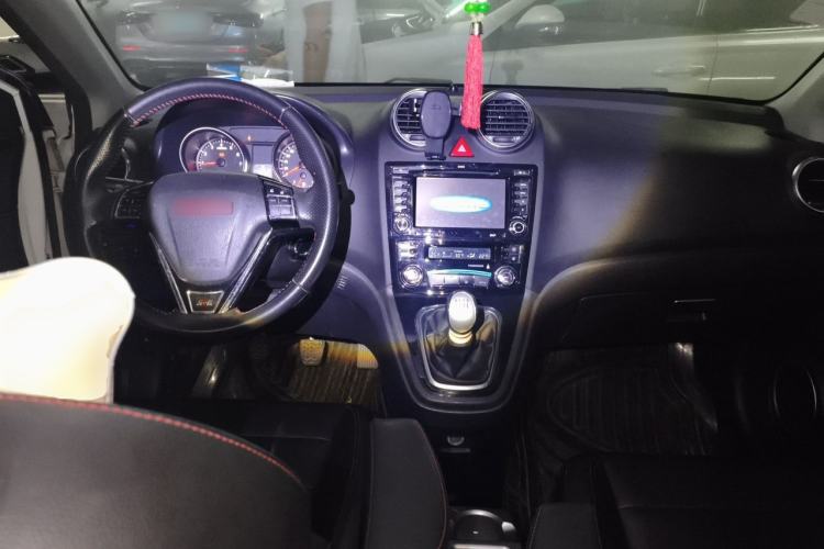Used Haval H6 2013 Upgraded Model 1.5T Manual Two-Wheel Drive Elite Version Center Console