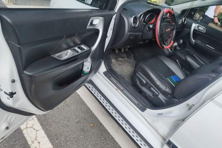 Used Haval H6 2013 Upgraded Model 1.5T Manual Two-Wheel Drive Urban Version Driver Seat